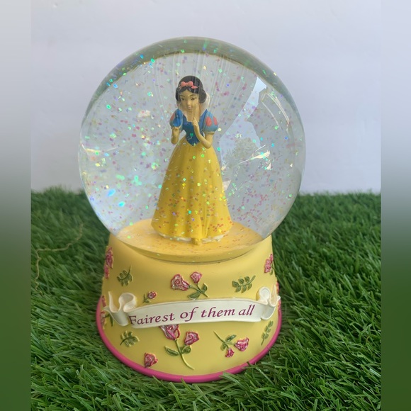 Enesco Disney Snow White Musical Snow Globe - Picture 1 of 4
